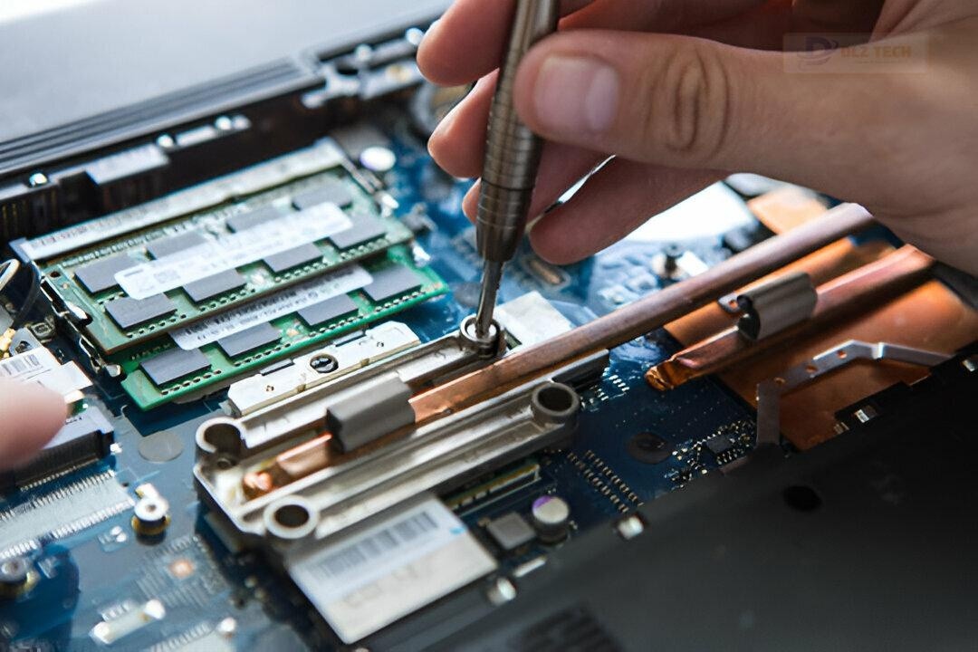 Khách hàng thay ram laptop tại Dlz Tech