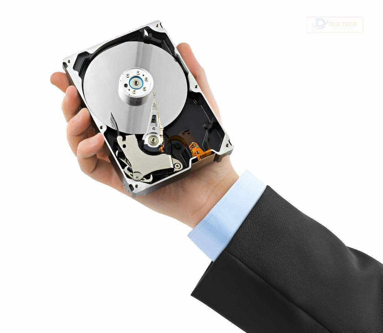 Đội ngũ kỹ thuật viên và khách hàng tại Dlz Tech Tân Phú