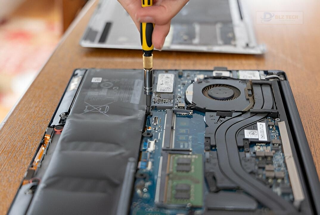 Khách hàng thay pin laptop tại cửa hàng Dlz Tech