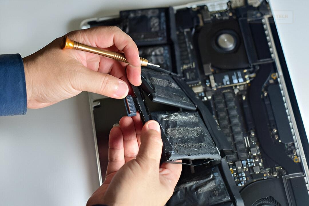 Nhân viên kỹ thuật hỗ trợ kiểm tra và tư vấn cho khách hàng tại Dlz Tech