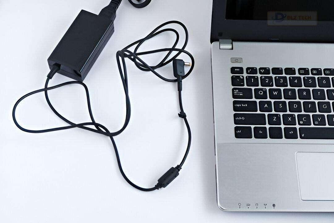 Kỹ thuật viên chuyên nghiệp hỗ trợ khách hàng thay pin Macbook