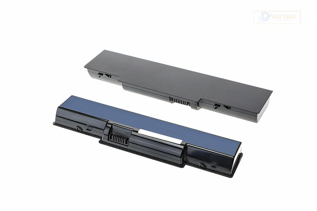 Kỹ thuật viên Dlz Tech hỗ trợ kiểm tra tình trạng Macbook cho khách hàng