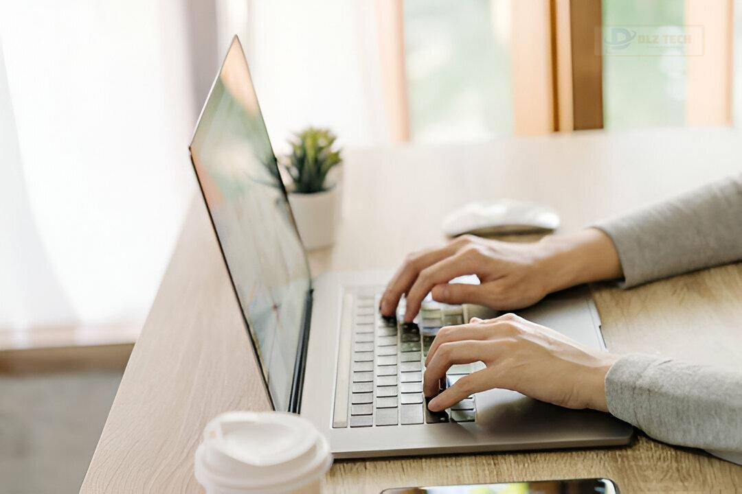 Kỹ thuật viên tại cửa hàng Dlz Tech quận 7