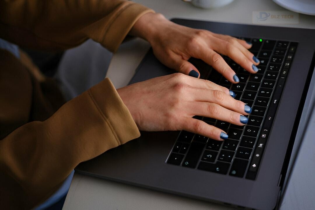 Kỹ thuật viên Quận 9 thực hiện sửa chữa laptop