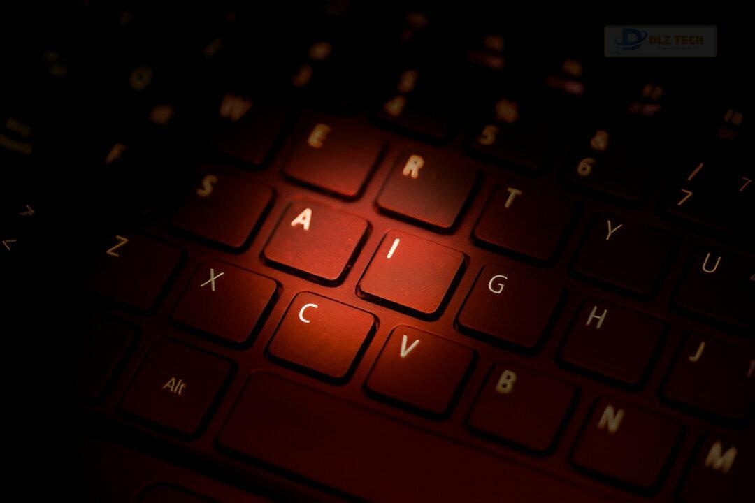 Kỹ thuật viên thay main laptop tại chi nhánh Hoàn Kiếm