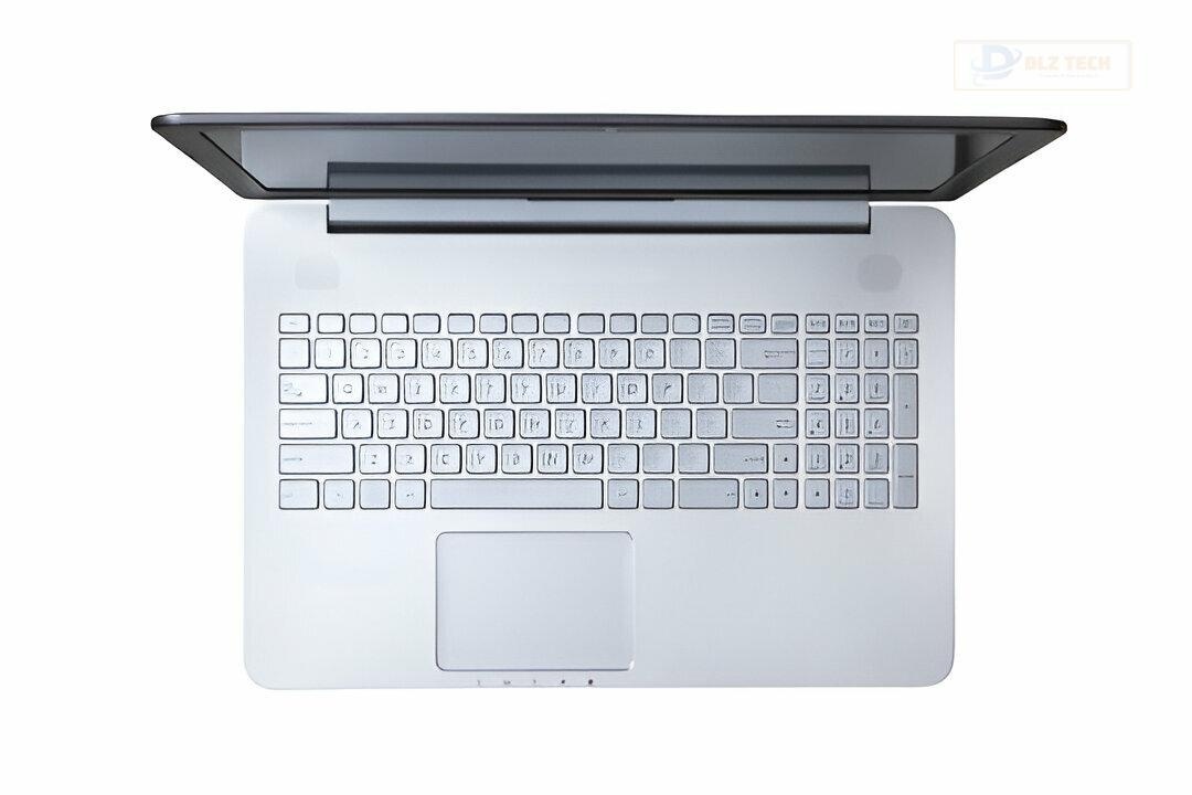 Kỹ thuật viên tại chi nhánh Hoàng Mai kiểm tra laptop khách hàng