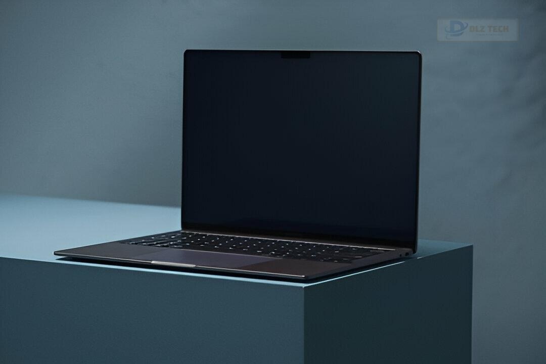 Kỹ thuật viên tại cửa hàng Dlz Tech quận 10