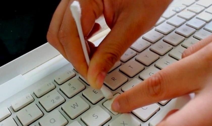 Dùng bông tăm để làm sạch bàn phím