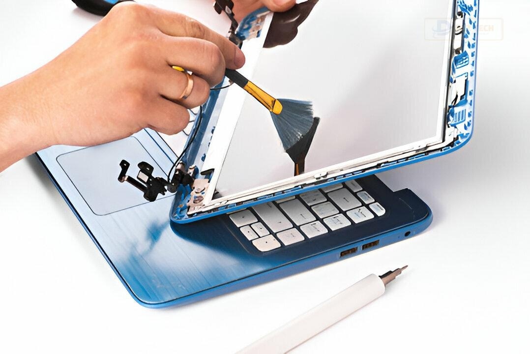 Kỹ thuật viên kiểm tra Laptop cho khách hàng quận Hà Đông