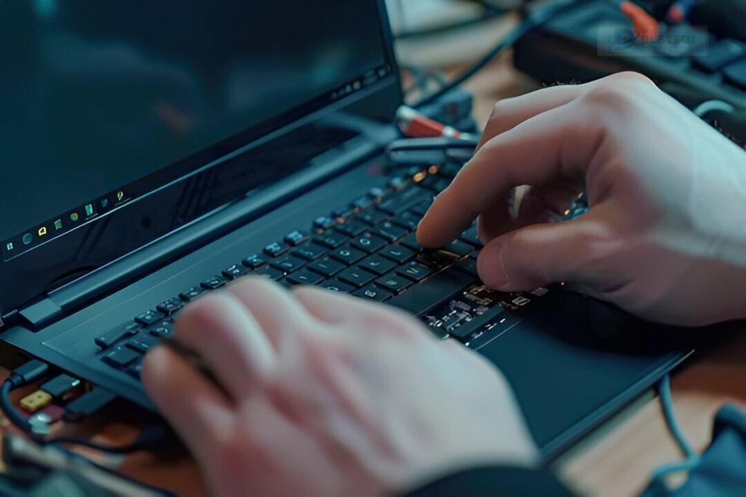 Kỹ thuật viên tại chi nhánh Tân Phú kiểm tra Laptop cho khách hàng