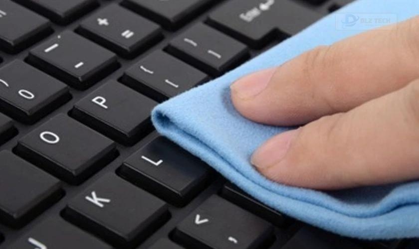 Vệ sinh bàn phím khi laptop không gõ được chữ