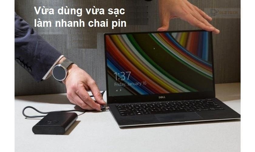 Vừa dùng vừa sạc pin sẽ nhanh làm pin laptop bị chai