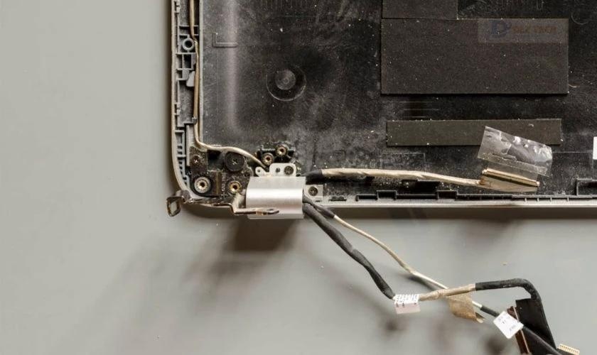 Nguyên nhân vì sao màn hình laptop bị ám đỏ