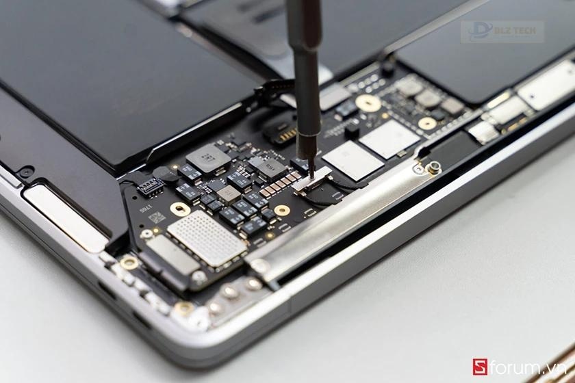 Mổ bụng Apple Macbook Air M1