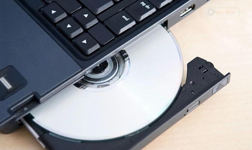 Kiểm tra ổ đĩa quang laptop cũ để đảm bảo hoạt động tốt