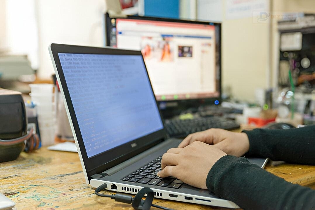 Mang đến cửa hàng sửa chữa để kiểm tra khi laptop lên màn hình nhưng không chạy