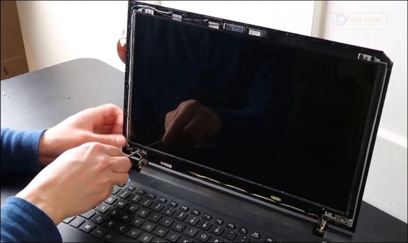 Màn hình laptop đen thui dù nút nguồn vẫn sáng