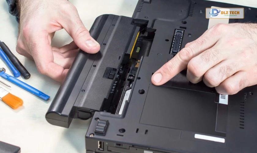Tháo pin laptop bị phồng