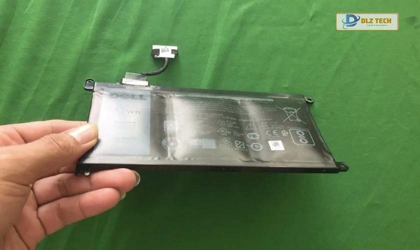 Có thể làm xẹp pin laptop khi đã bị phồng không?