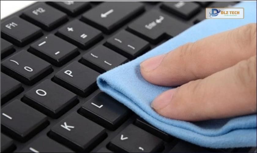 Làm sạch bên ngoài, bên trong bàn phím laptop
