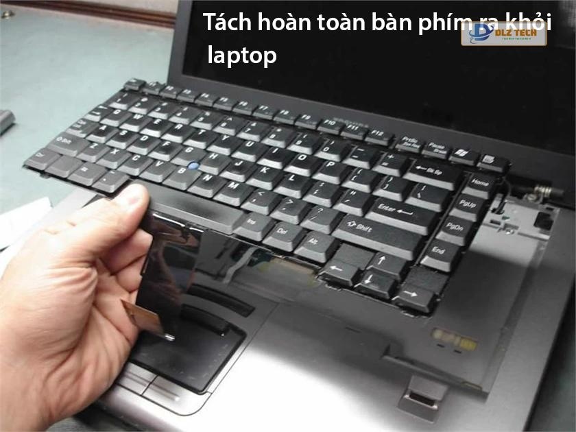 Tháo hẳn bàn phím laptop hp ra khỏi bàn phím
