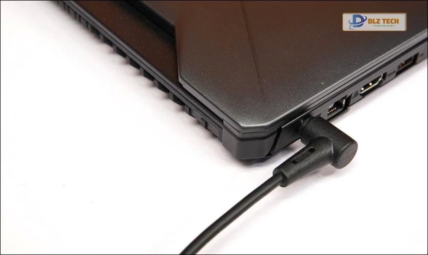 Cách cắm sạc pin laptop đúng cách