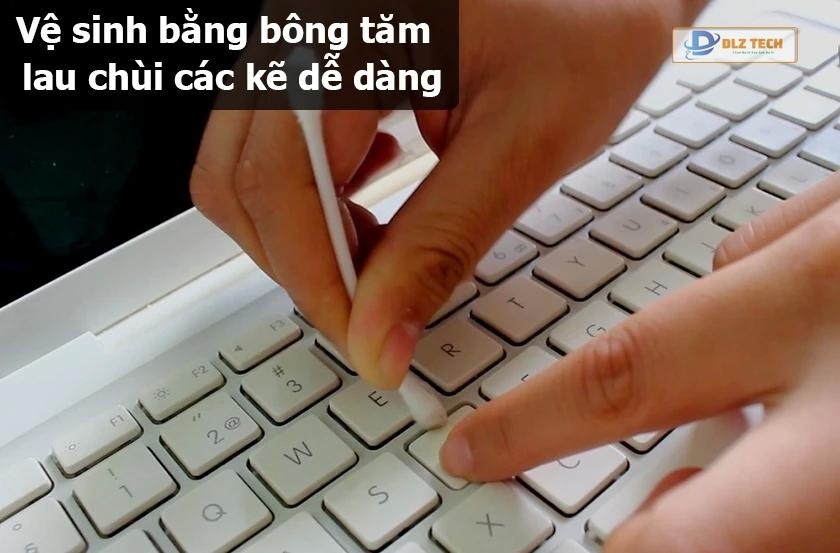Vệ sinh bàn phím MacBook bằng bông tăm
