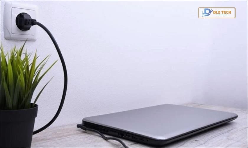 Thử cắm sạc lại cho laptop