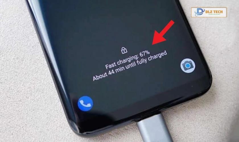 Thời gian sạc pin sẽ hiển thị cùng với đồng hồ, thời gian trên màn hình khóa