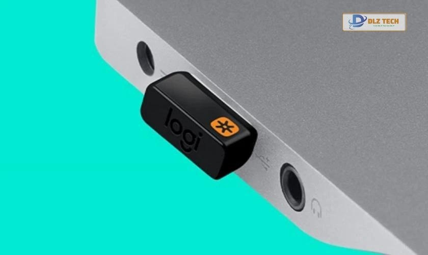 Cắm USB Unifying Receiver vào laptop