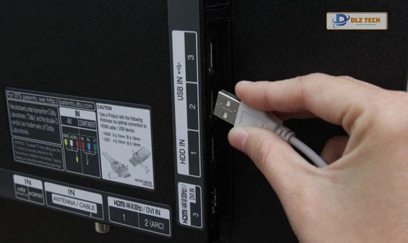 Sử dụng cổng USB để kết nối laptop với tivi