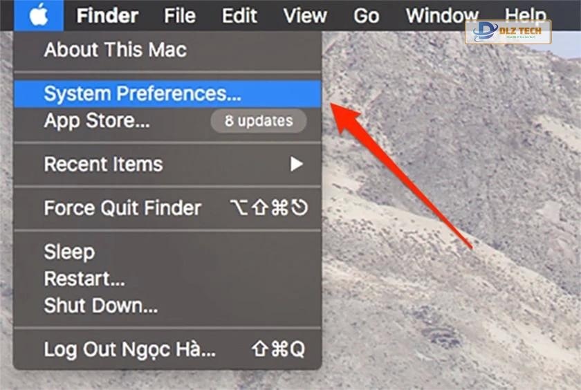 Chọn biểu tượng hình quả táo trên MacBook