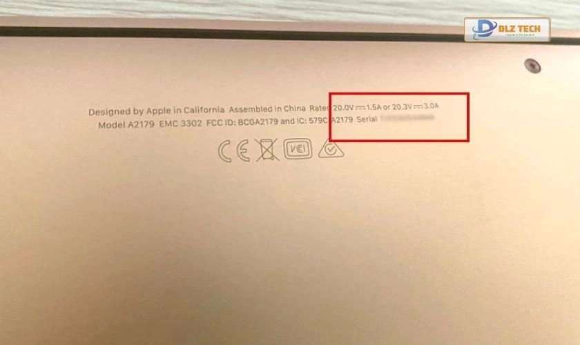 Check số serial MacBook trên mặt lưng máy