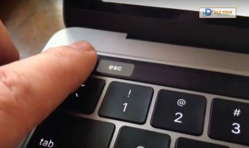 Nhấn ESC để thoát khỏi chế độ chia màn hình 