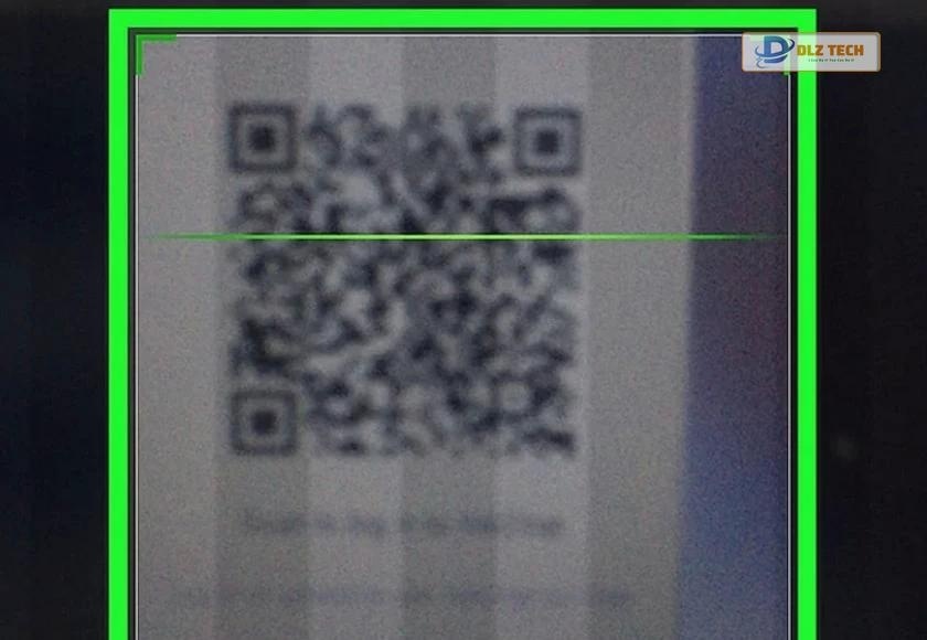 Sử dụng điện thoại di động để tiến hành quét QR Code trên máy tính.