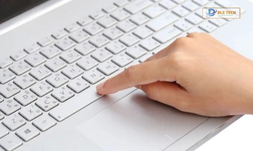 Nhấn phím cách để kích hoạt Touchpad trên laptop