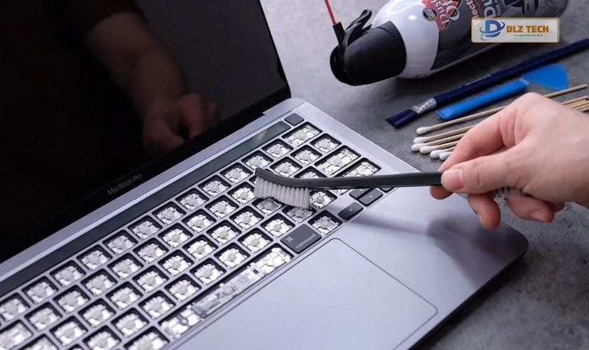 Vệ sinh bàn phím MacBook khi không gõ được