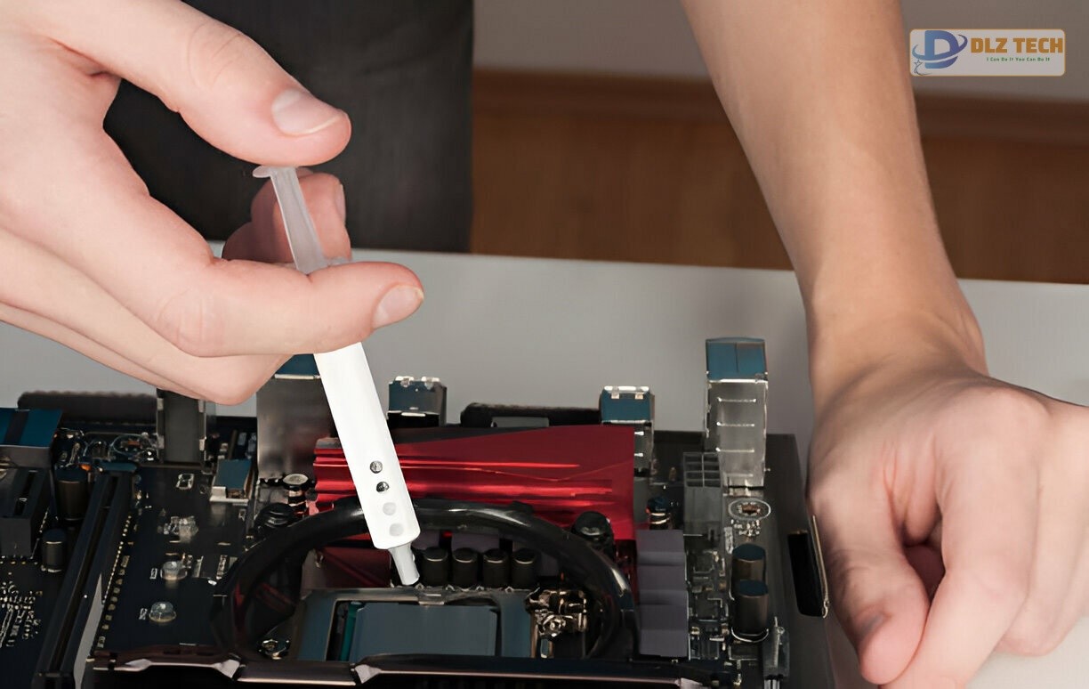 Kỹ thuật viên DLZ Tech vệ sinh máy tính