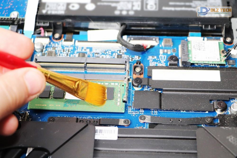 Đội ngũ kỹ thuật viên DLZ Tech sẵn sàng hỗ trợ bạn