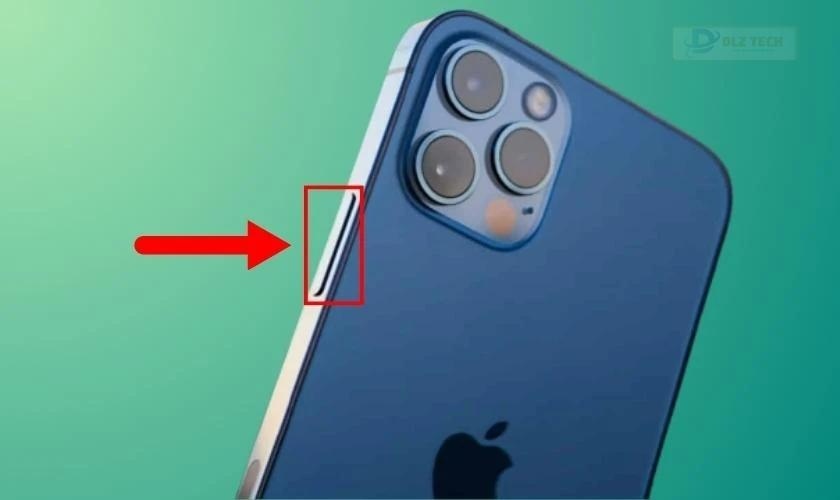 Nhấn và giữ nút Side cho đến khi logo Apple xuất hiện để mở nguồn