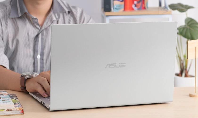 Laptop thiết kế và màu sắc trang nhã dành cho sinh viên tài chính ngân hàng