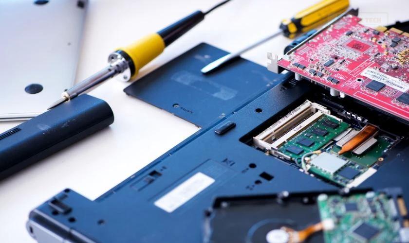 Tháo lắp lại pin laptop để kiểm tra hoạt động