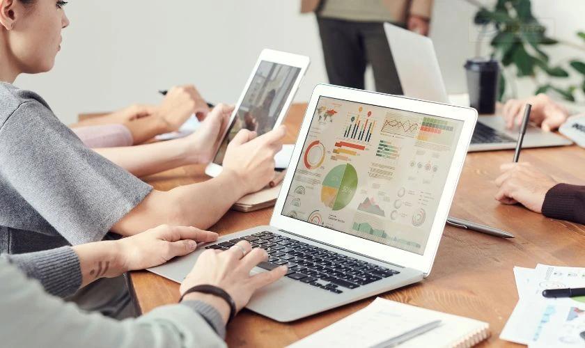Vai trò của laptop cho sinh viên quản trị kinh doanh