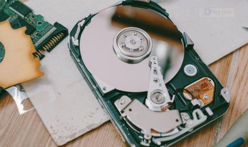 Đĩa đọc, trục quay gặp vấn đề hư hỏng làm laptop không nhận ổ cứng