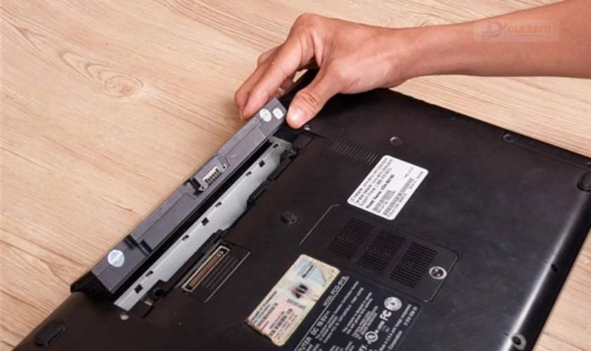 Thay pin khi laptop lên màn hình nhưng không chạy