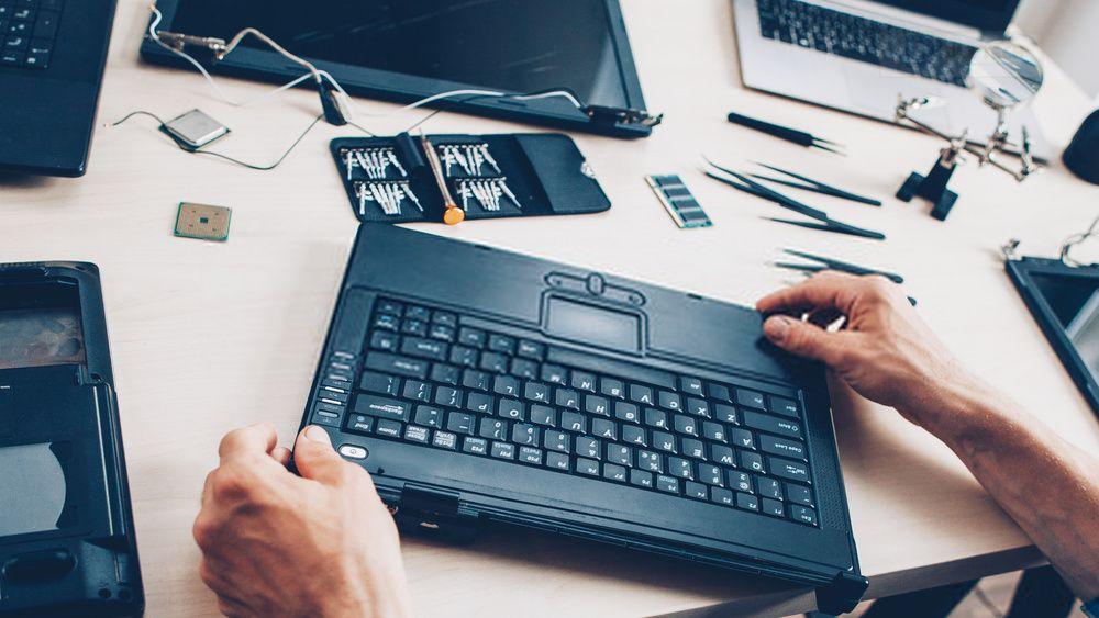 Sửa màn hình máy tính, laptop bị sọc bao nhiêu tiền?