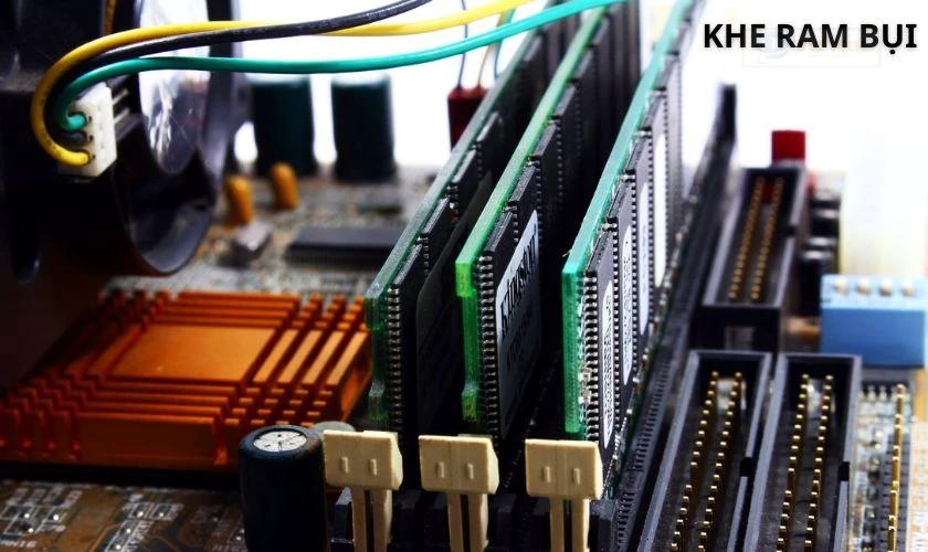 Khe cắm RAM bám bụi gây sọc màn hình laptop