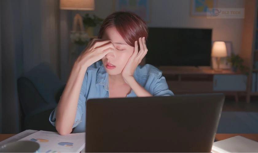 Màn hình laptop bị viền đỏ, chấm đỏ có ảnh hưởng gì không?