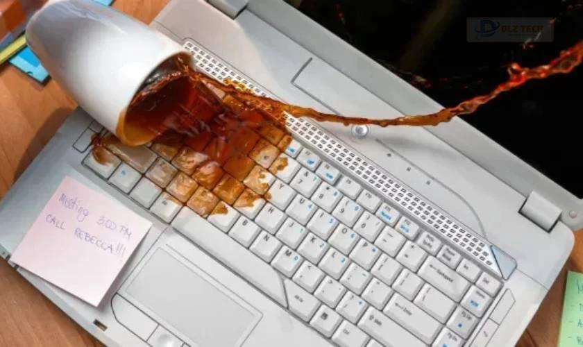 nguyên nhân dẫn đến màn hình laptop bị ẩm