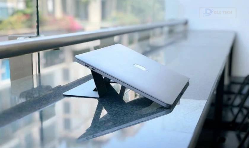 đặt máy tính ở nơi thông thoáng tránh tình trạng laptop bị ẩm màn hình
